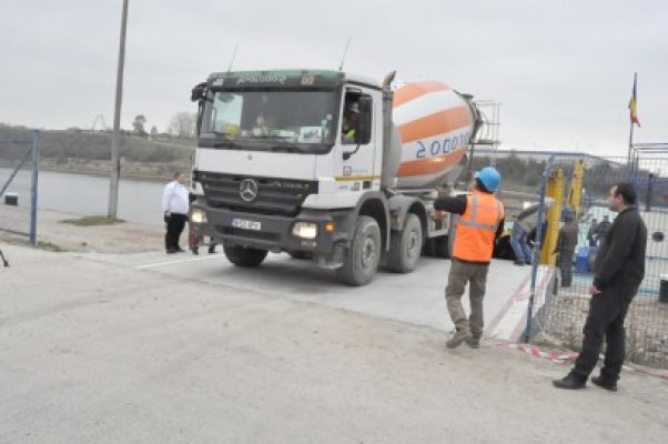 Gabara de la Podul Agigea a sosit: şoferii de TIR-uri, nemulţumiţi de taxe - video